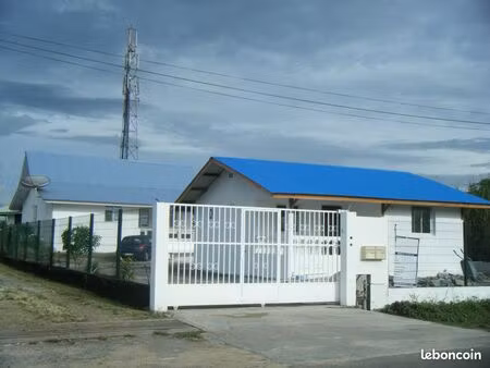 à louer - t2 sécurisé avec terrasse et parking - saint-laurent du maroni
