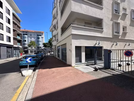 location locaux professionnels 6 pièces 176 m² à bron (69500)  3 082 €