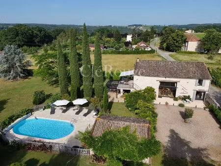 maison en pierre avec piscine et vue sur les vignobles dans un cadre champêtre paisible