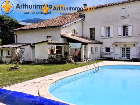 maison de caractère avec dépendances  piscine et espaces extérieurs