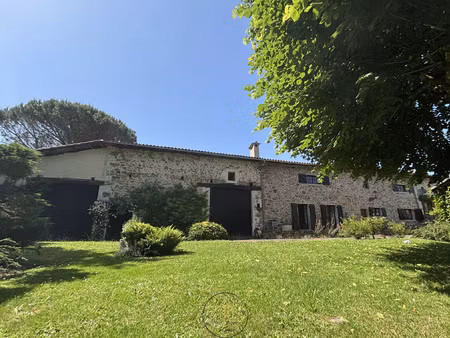 longere du xviième siecle de 196 m2 avec dépendances et par