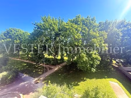 calme  traversant  lumineux avec vue dégagée sur jardin dans toutes les pieces