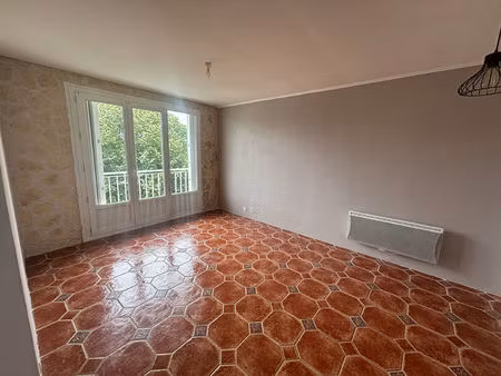 appartement châteauroux 4 pièce(s)- parking - cave - balcon -