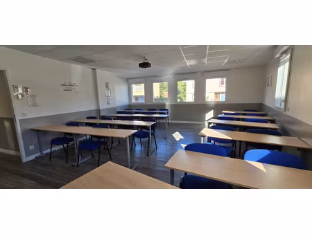 à louer locaux professionnels de 122.80 m2 avec 6 places de