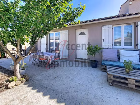 maison de plain pieds comprenant 3 chambres  du stockage sur un terrain de 259m²