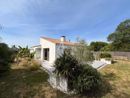 maison avec une belle architecture sur vaste terrain clos et beaux volumes à challans