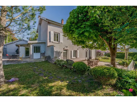 maison au bord du canal de jonage