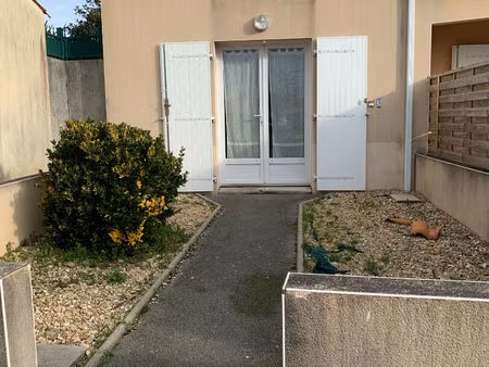 à vendre charmante maisonnette de 31m² avec cour privative ? quartier bourg-sous-la-roche