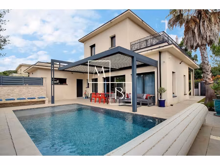 montarnaud  villa contemporaine t5 de 144 m2 avec piscine  t