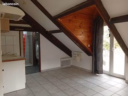 location appartement au 1er étage d 'une petite maison