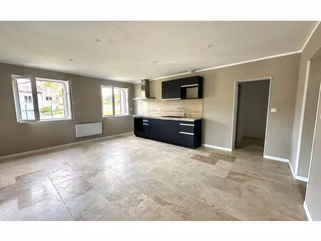 location maison  m² t-3 à roaillan  830 €