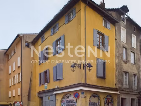 aurillac centre ville  à vendre immeuble sur 3 niveaux avec garage  à rénover.