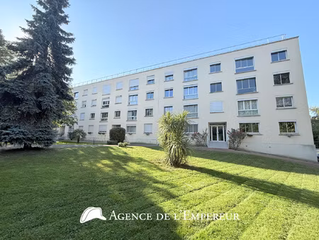 appartement de 55 m2  cave et box - les closeaux