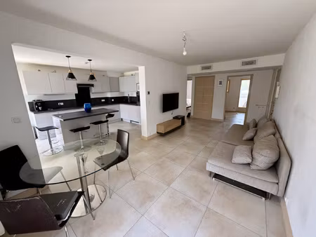 t3 68m2 six fours terrasse 18m2 poss garage