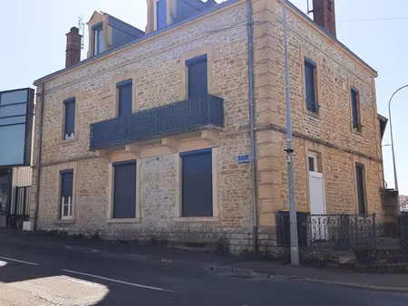 magnifique maison en pierre divisée en 3 appartements