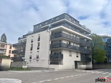 t2 au pied du tram avec place de parking privative