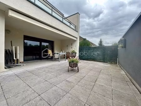 appartement 3 pièces de plain-pied avec terrasse de près de 50 m2  garage  places de parki