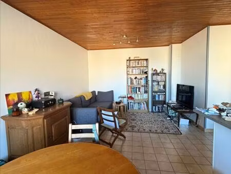 location t2 avec vaste séjour  mezzanine et garage