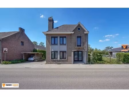 ruime gezinswoning met 3 slaapkamers  garage en tuin
