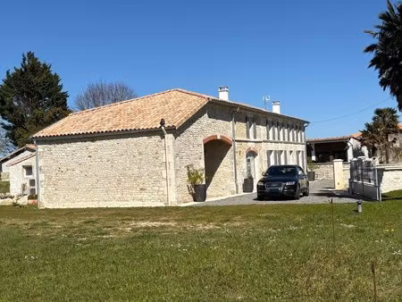 magnifique longère charentaise rénovée à neuf