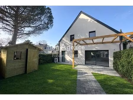 maison d’architecte de 106 m2 sur 286 m2 de terrain clos et arboré.