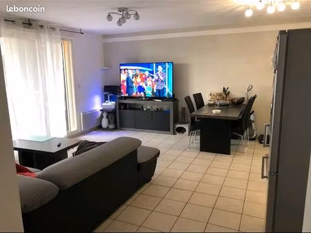 t2 lumineux de 53m2  terrasse 7m2  quartier résidentiel et proche de tous commerces