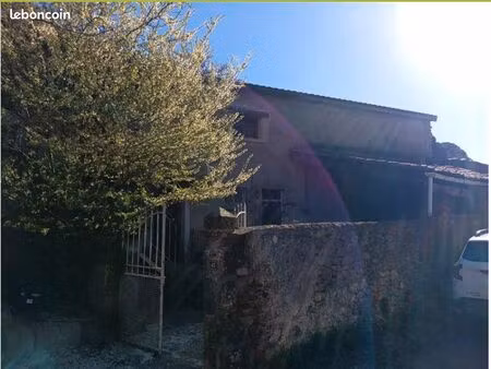 propriété en centre-village avec grand hagar