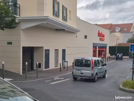 place de parking en sous-sol d'une résidence sécurisée