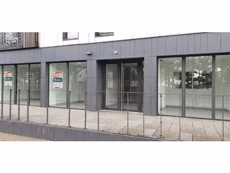 location bureaux et commerces aux sables-d'olonne (85100) : à louer / 90m² les sables-d'ol
