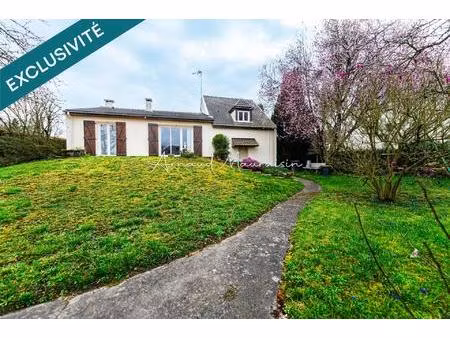 maison bien entretenue avec joli jardin