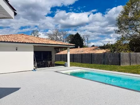 maison récente de plain-pied avec piscine et dépendance