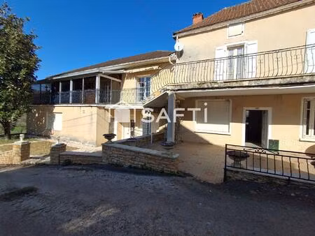 à 2 mins d'un village avec commerces et services  grande maison de 239 m² habitable avec d