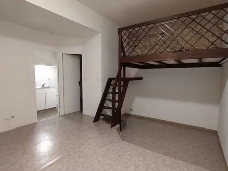 victoire t1 dans un immeuble en pierre