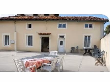 immeuble trois t2  1 studio  terrasse et parking