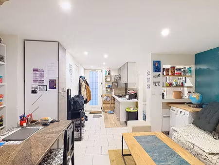 appartement saint-maximin de 37 m² avec une chambre et une cour intérieure.