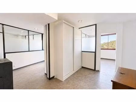location local professionnel 124 m² de plain pied