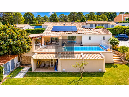 maison de plain-pied d'une superficie de 136 m2 avec piscine