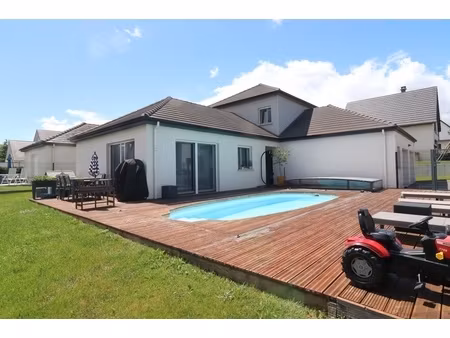 le paradis des familles : maison moderne avec piscine et aire de jeux à deux pas