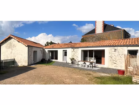 maison en pierre avec suite parentale  2 chambres  un bureau  garage indépendant.
