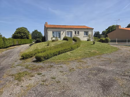 maison individuelle avec sous-sol complet et beau terrain de
