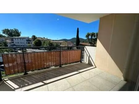 location appartement 3 pièces 59m² hyeres 83400