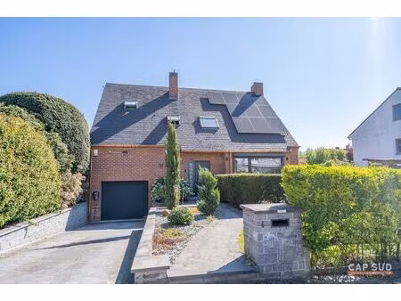villa à louer avec terrasse et jardin   waterloo (vbe30682)