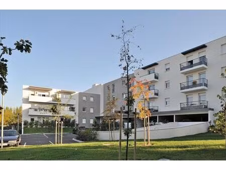 cauderan - dans rés. récente joli t2 balcon avec pkg  calme sur jardin