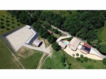ensemble immobilier de caractère dans un cadre bucolique