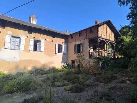 maison et dépendances le long du lot