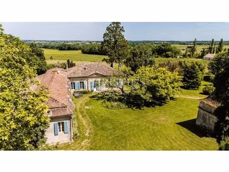 magnifique girondine du xviiie siècle  5 hectares de terrain et piscine