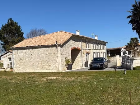 magnifique longère charentaise rénovée à neuf
