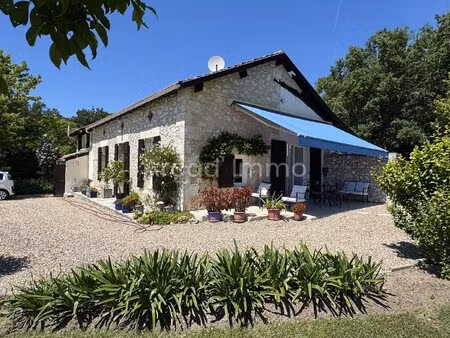 superbe maison avec piscine  vue dégagée  au calme  sans voisin proche.