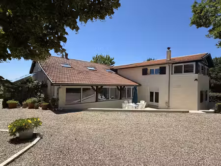 superbe maison avec piscine  vue dégagée  au calme  sans voisin proche.