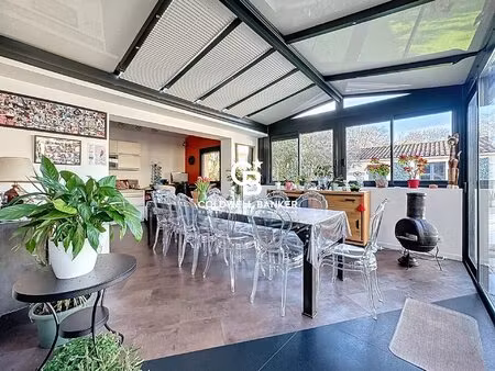 maison contemporaine: piscine et garage en centre-ville de saintes